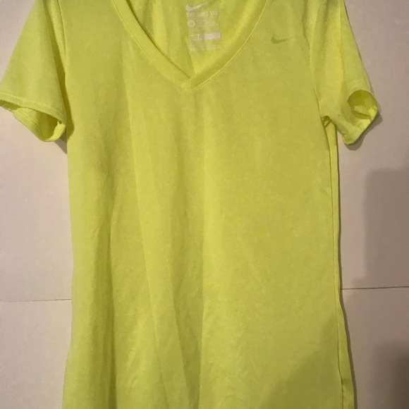 The Nike Tee Athletic Cut Dri-Fit - Picture 2 of 3